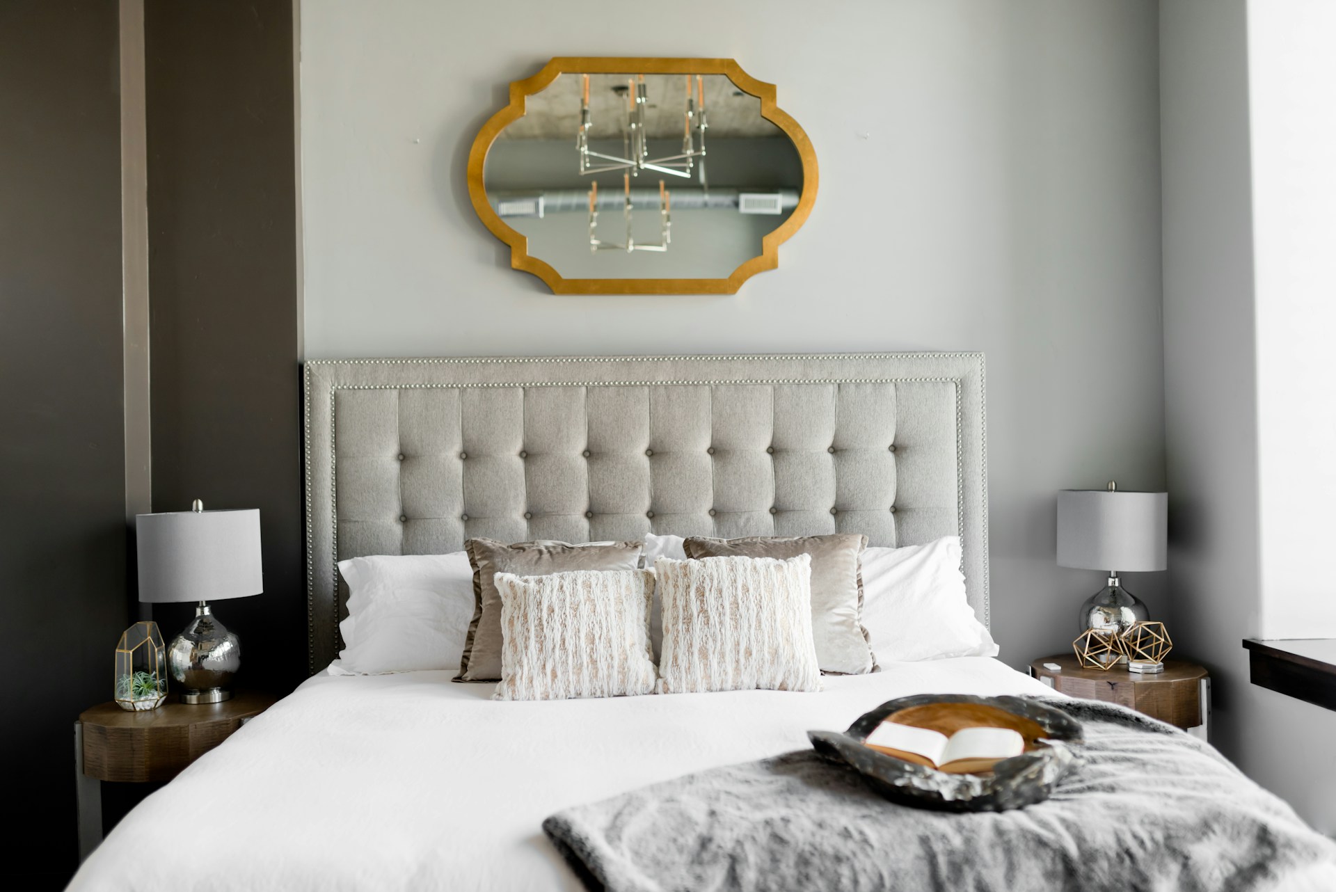 Luxuriöse Hotelsuite mit Bett am hellen Fenster